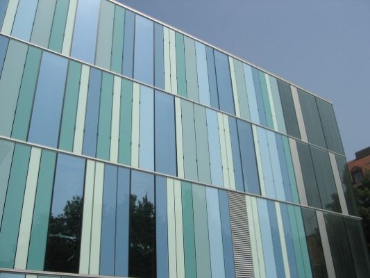 Fassade mit Glaselementen in unterschiedlichen Blau- und Grüntönen