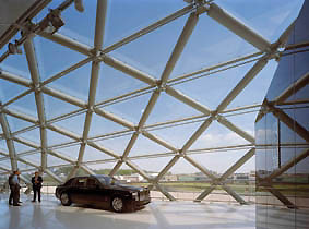 5.000 m² große Showroom des Autohauses