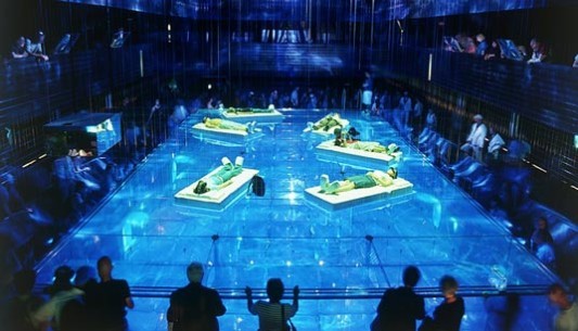Innenansicht des Pavillons mit Pool und umlaufenden Galerien