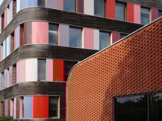 Kopf der Büroschlange mit Eingangsbereich im angenzendem Forum 