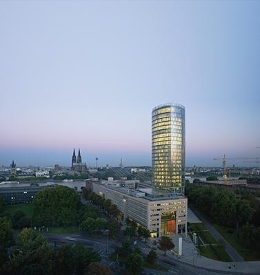 Dämmerungsansicht des Büroturms mit vorgelagertem Sockelgebäude