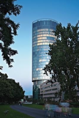 Der Aufbau der Fassade wird durch die inneren Bürostrukturen bestimmt