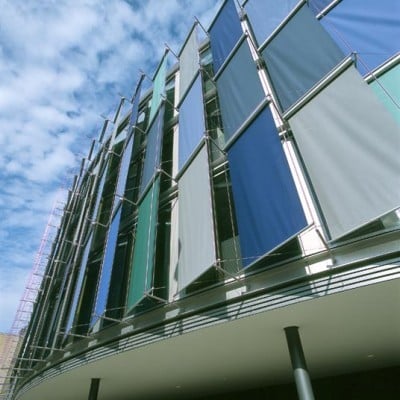 Äußere Sonnenschutzelemente am Kopfbau