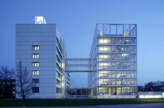 Nordansicht mit Altbau (links) und Neubau (rechts)