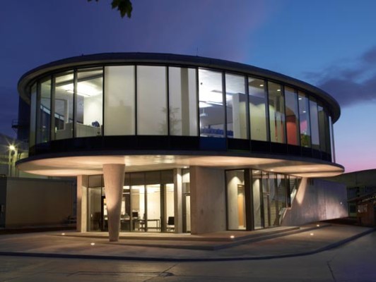Nachtansicht Fassade mit Sonnenschutzverglasung