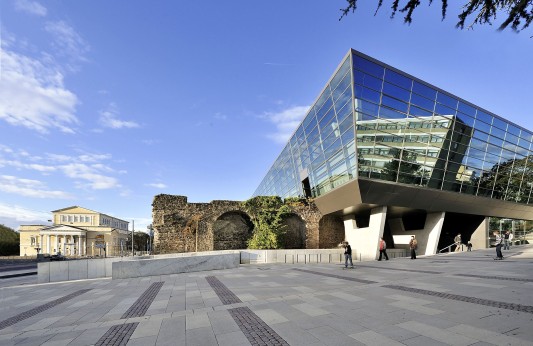 Überreste der historischen Stadtmauer wurden in die Architektur integriert