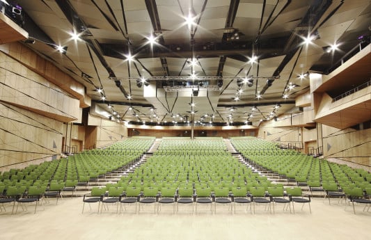 Der große Saal in Reihenbestuhlung
