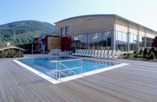 Der Außenbereich mit Freibad