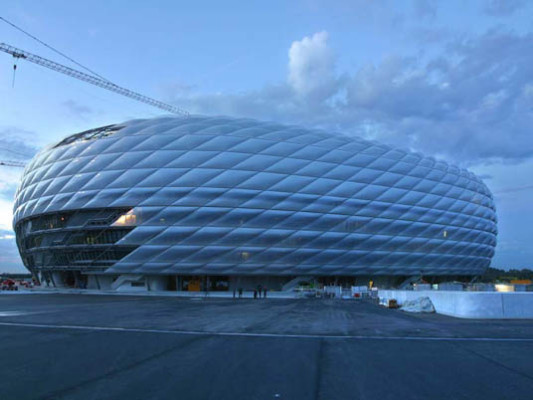 Außenansicht bei Dämmerung