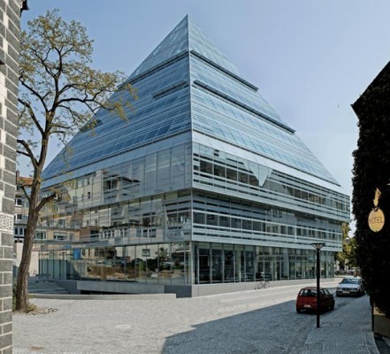 Glaspyramiden Süd-West Ansicht mit geöffneten Fassadenklappen 