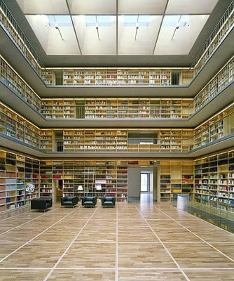Bücherkubus im neuen Studienzentrum