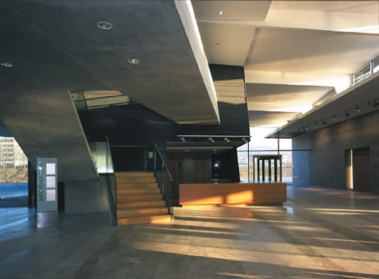 Foyer mit gekrümmten Dachschalen und Sichtbezügen in die umgebende Landschaft