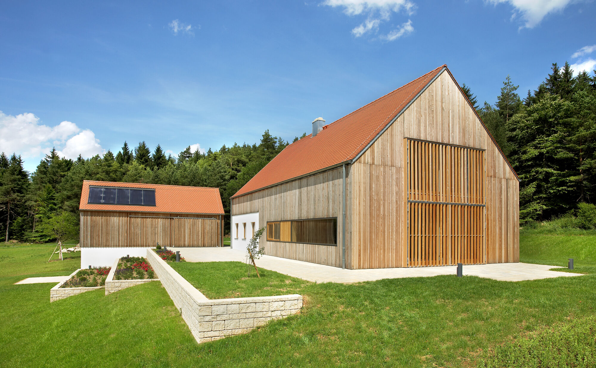 Die Solarkollektoren befinden sich auf dem südlich ausgerichteten Dach des Nebengebäudes.