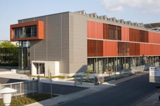 Die Westfassade mit Sonnenschutzsystem aus vertikalen, perforierten Lamellen