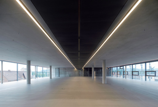 Viel Tageslicht und Linien aus Kunstlicht