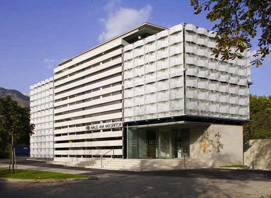 Das Gebäude bei Tageslicht mit geschlossenen Läden