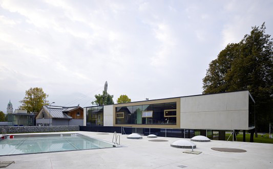 Schwimmdeck mit Freibad