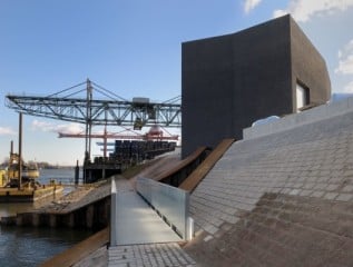 Das Hochwasserpumpwerk mit der Fußgängerbrücke aus Stahlblech im Vordergrund