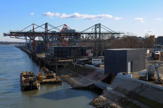 Das technische Bauwerk liegt am nordwestlichen Rand des Zoll- und Binnenhafens in Mainz