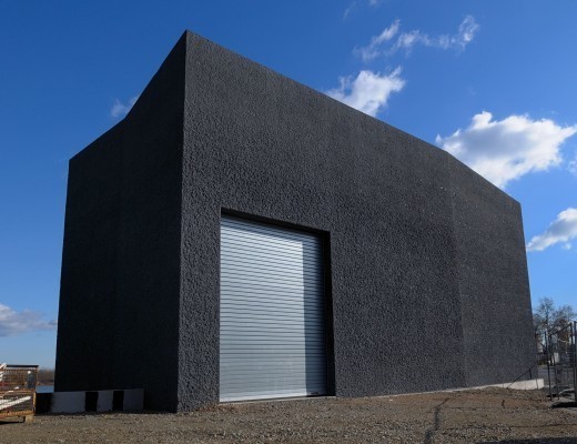 Der neun Meter hohe Baukörper hat eine polygonale Form mit konisch verlaufenden Seitenflächen