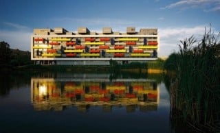 Ansicht von Westen über den künstlichen See hinweg