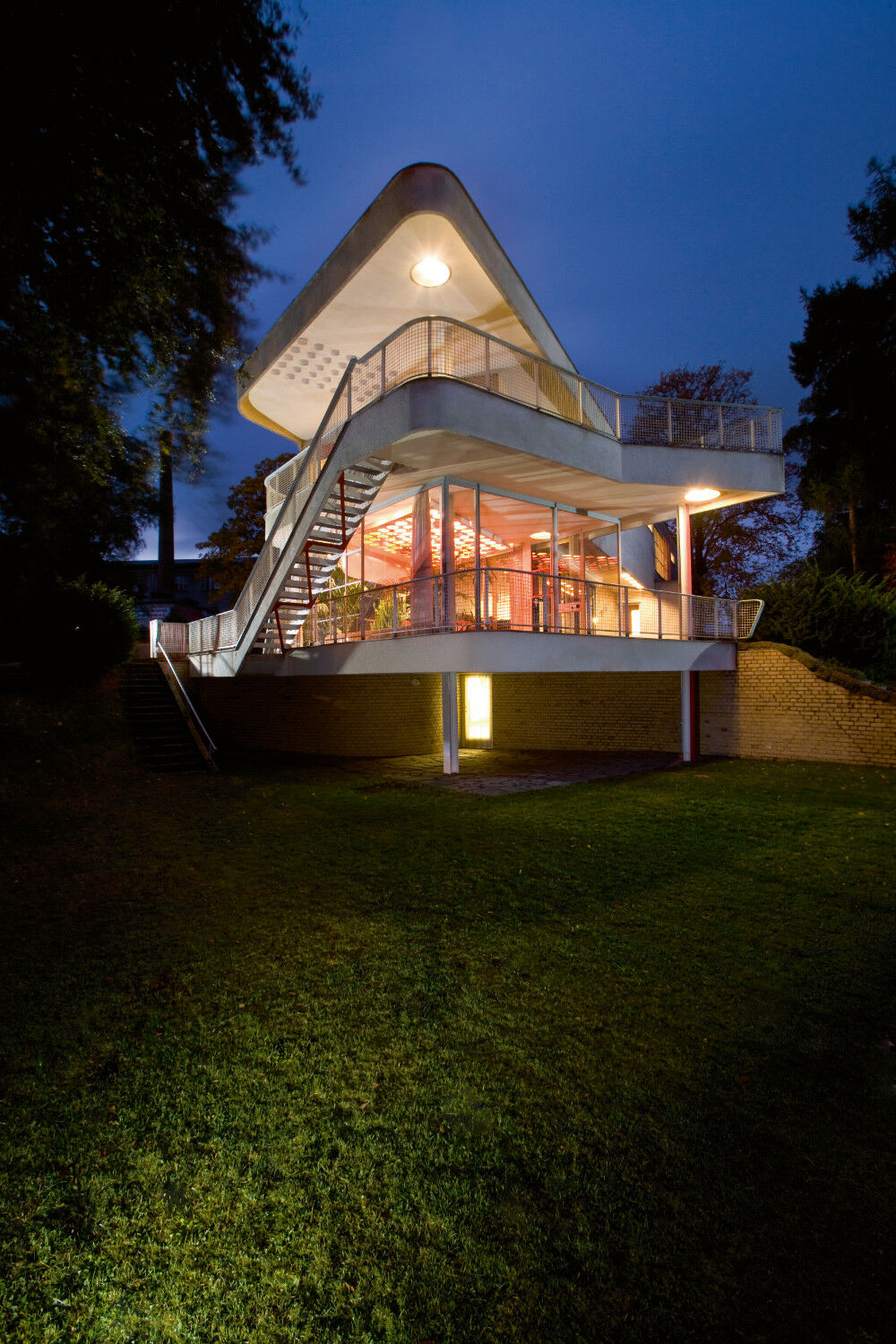 Schminkes wünschten sich ein modernes Haus für 2 Eltern, 4 Kinder und gelegentlich 1-2 Gäste.