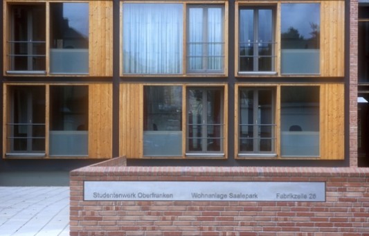 Ostansicht - Fassade mit Balkonen 