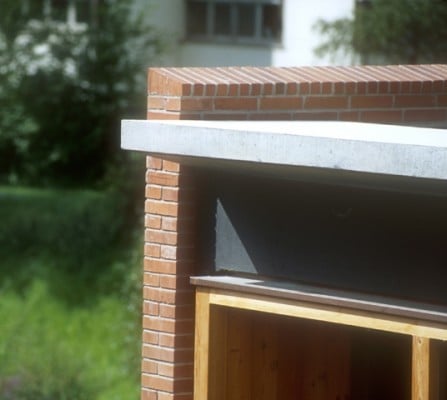 Detail der Attika mit Mauerwerk (Rollschicht) und auskragender Stahlbetonfertigteilplatte