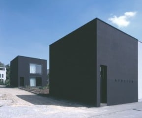 Ansicht der beiden Baukörper - im Vordergrund das Atelier, im Hintergrund das Wohnhaus