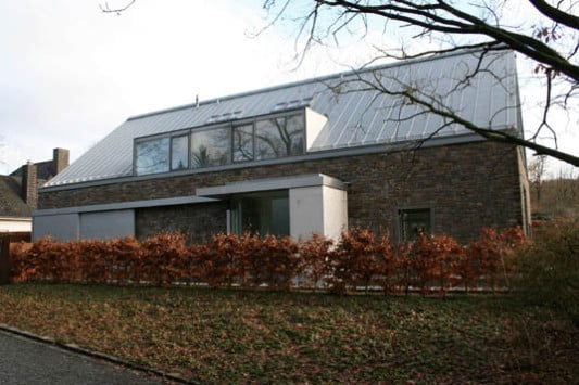 Sichtmauern aus gebrochenem Naturstein und klare Formensprache
