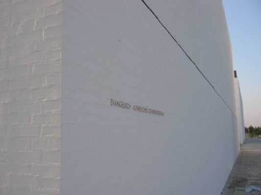 Detail des mit Silikatfarbe gestrichenen Außenmauerwerks