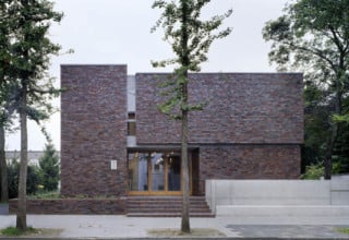 Torfbrandklinker sorgen für Lebendigkeit, Sichtbeton für Struktur