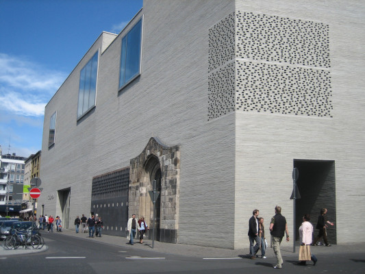 Straßenfront mit dem über Eck gezogenen Filtermauerwerk