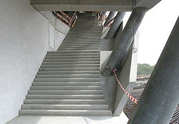 Schleuderbetonstützen, Kaskadentreppe und Porenbetonwand