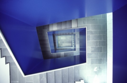 Treppenauge mit Schiefer als Bodenbelag und blauer Blechbrüstung