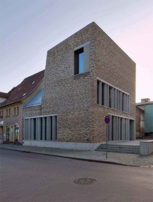 Besucherzentrum mit Vorplatz