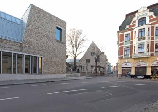 Besucherzentrum mit Geburtshaus im Hintergrund