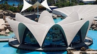 Das schwimmend wirkende Unterwasserrestaurant nach einem Entwurf von Felix Candéla bietet 500 Sitzplätze