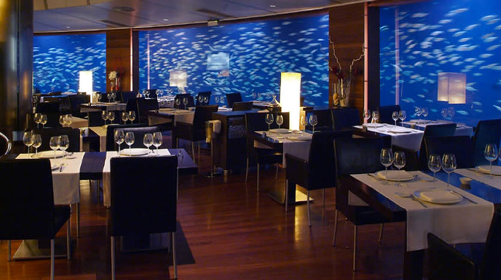 Das Innere des Restaurants mit "Aquarium-Wänden"