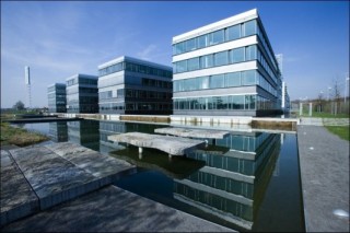 Ostansicht Bürogebäude mit vorgelagertem See