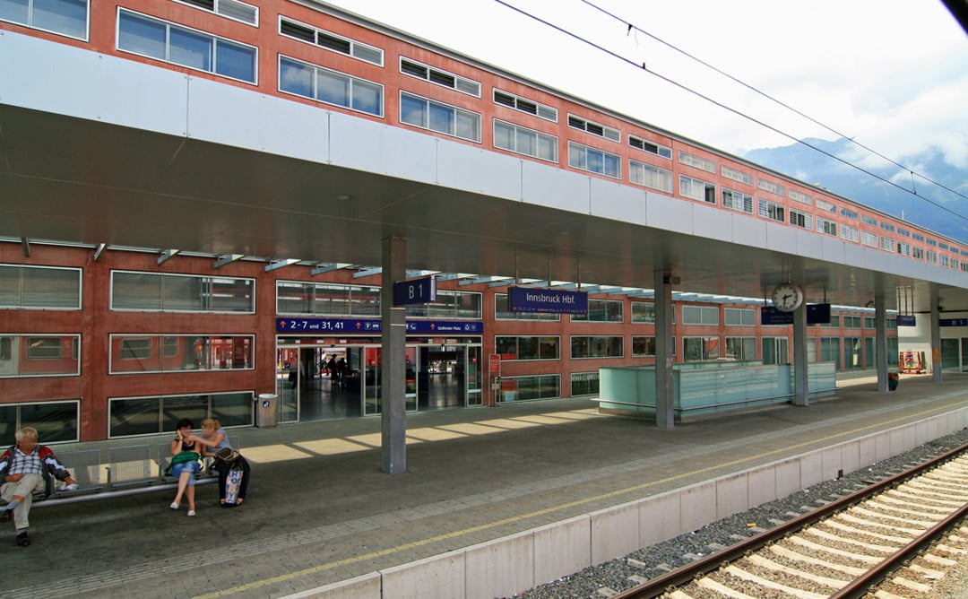 Gleisseitige Ostfassade