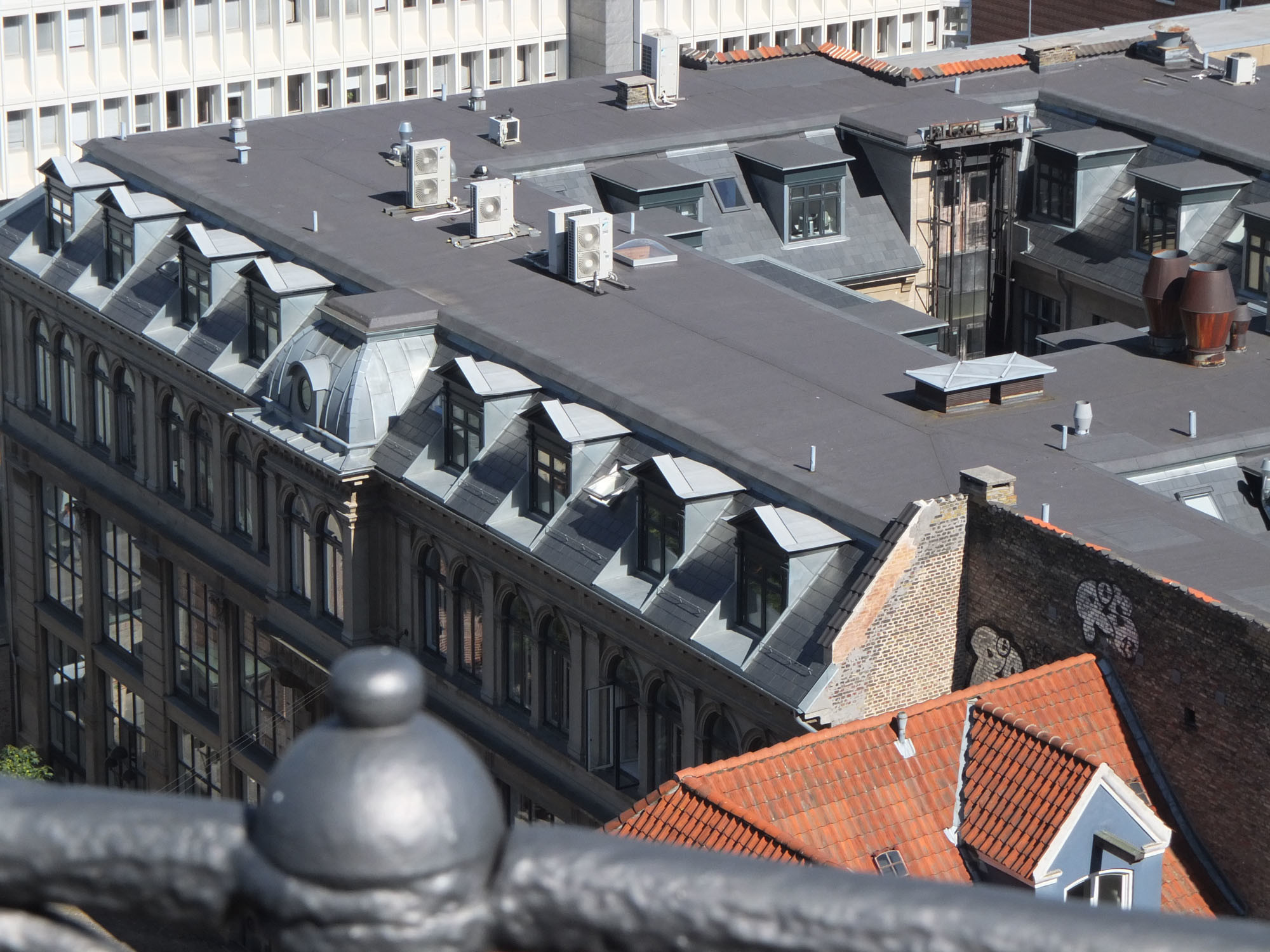 In moderne modifizierte Bitumenbahnen sind durch Verschneidung Thermoplaste und thermoplastische Elastomere beigemischt, um die Eigenschaften in Bezug auf Temperaturempfindlichkeit, Gebrauchstemperaturbereich, Haftung und Ermüdungsfestigkeit zu verbessern.