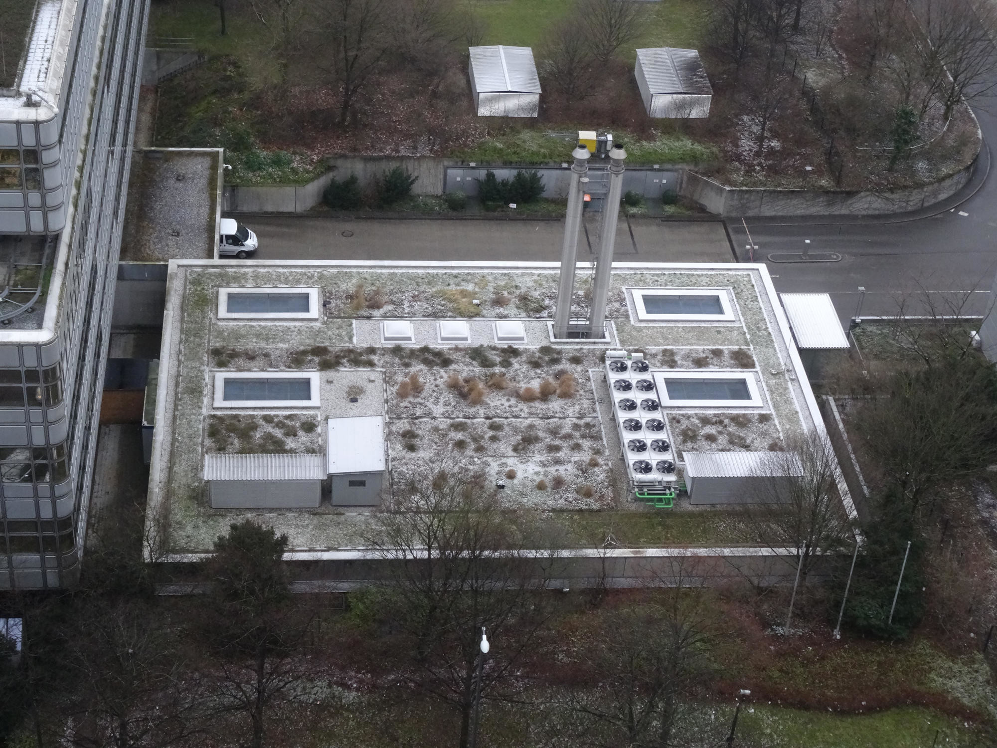Ende der 1970er-Jahre wurden die ersten Dachflächen mit Flüssigkunststoffen abgedichtet. Sie kommen überwiegend bei Flachdächern zum Einsatz, bei denen Bahnen nur sehr aufwendig zu verlegen sind (viele Durchbrüche, komplizierte Dachformen etc).