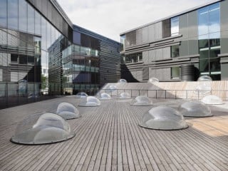 Dachterrasse aus Lärchenholz mit Lichtkuppeln