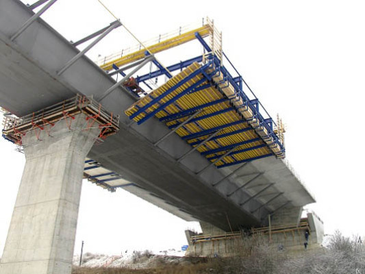 Für die Erstellung der ingesamt 28,3 m breiten Beton-Fahrbahnplatte kamen zwei Verbundschalwagen zum Einsatz