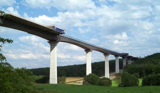 Die Talbrücke Reichenbach ist mit 1.000 Metern Länge die zweitlängste Brücke der Bundesautobahn 71