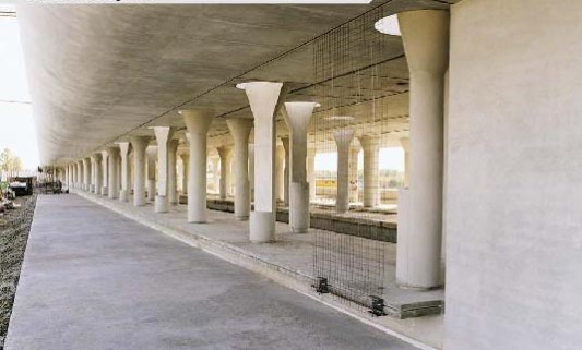 Stützen und gekrümmte Attiken aus makellosem Sichtbeton