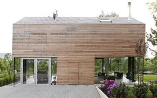 T-förmiges Haus: links die Garage, rechts das Wohnzimmer