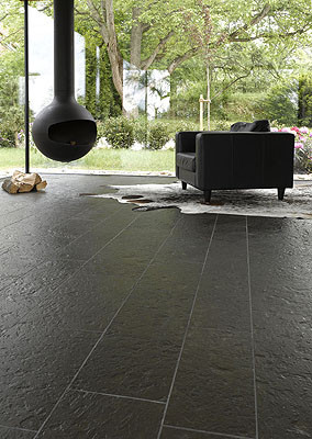 Glas und Schiefer als dominierende Materialien