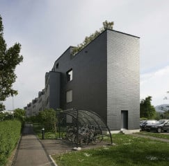 Das nach Süden verspringende Eckgebäude